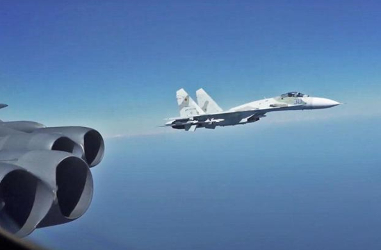 今年，美国B-52H战略轰炸机靠近俄罗斯国土进行核演习，引发俄罗斯抗议。图为俄罗斯战机拦截美国B-52H。