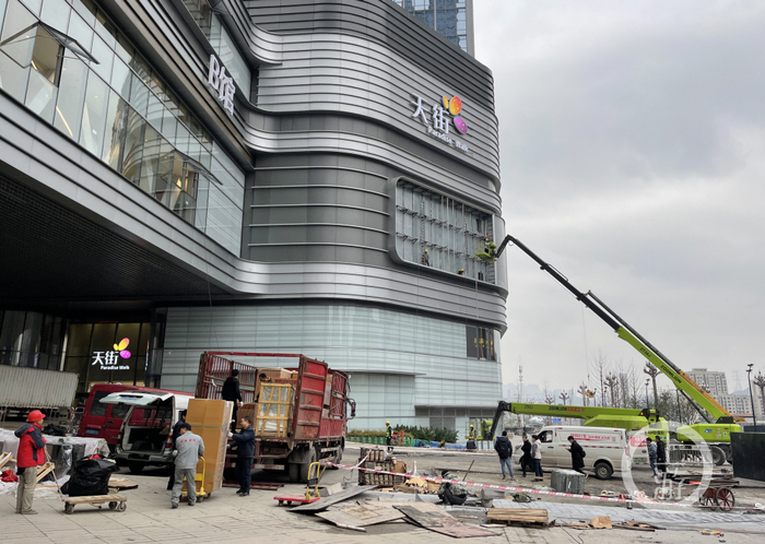 △龙湖公园天街外部正在施工