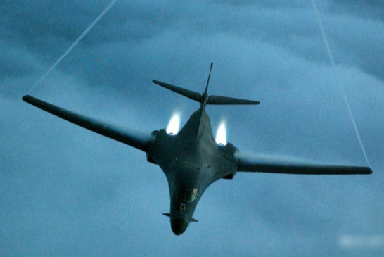 美国B-1B轰炸机。