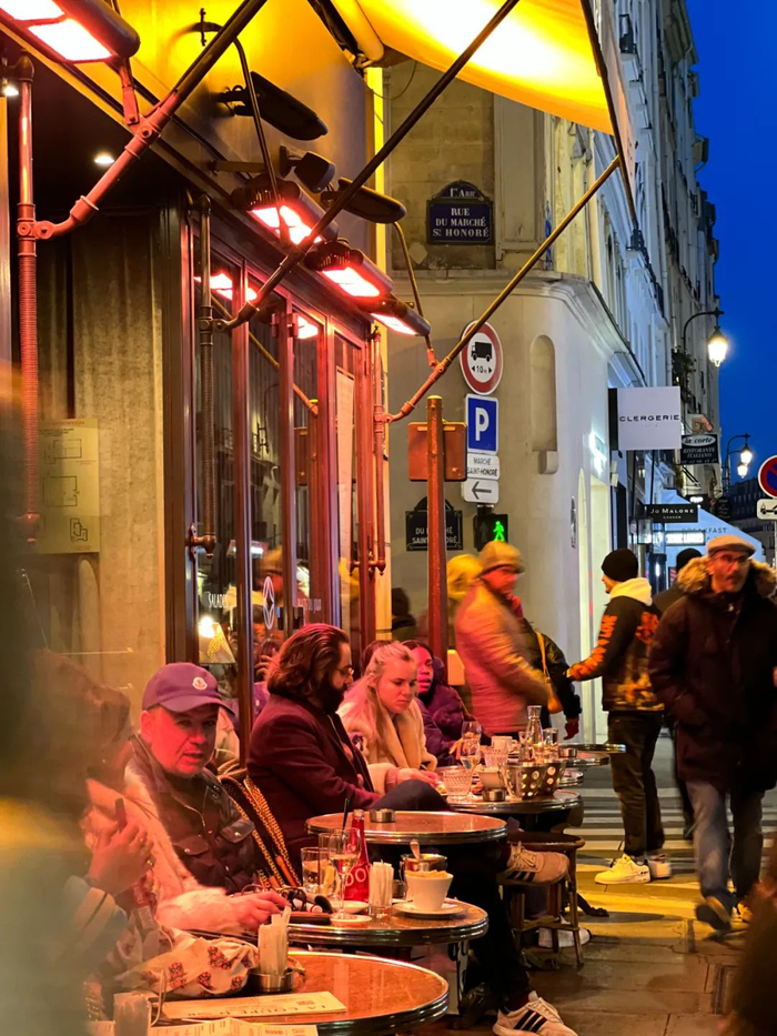 圣诞节前的法国巴黎街头。/受访者供图