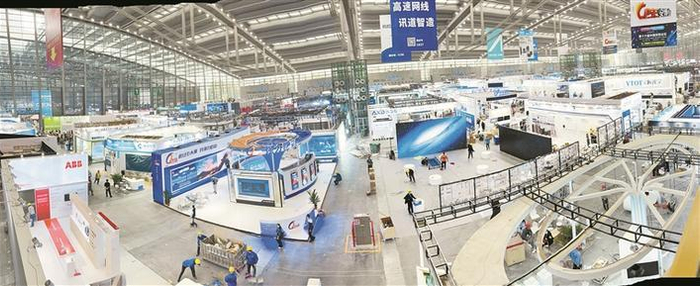 在深圳会展中心，参展商正紧锣密鼓地布展。 深圳特区报记者 李伟文 摄