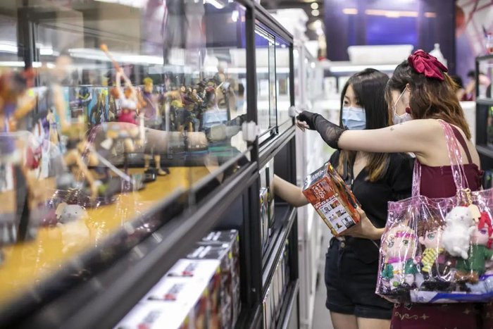 2020年上海第26届上海同人展（CP26），众多动漫迷参观购买手办。