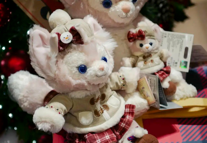 2021年12月17日，上海迪士尼玲娜贝儿节日系列产品发售，引起哄抢。