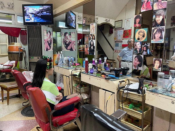和平美发厅内景