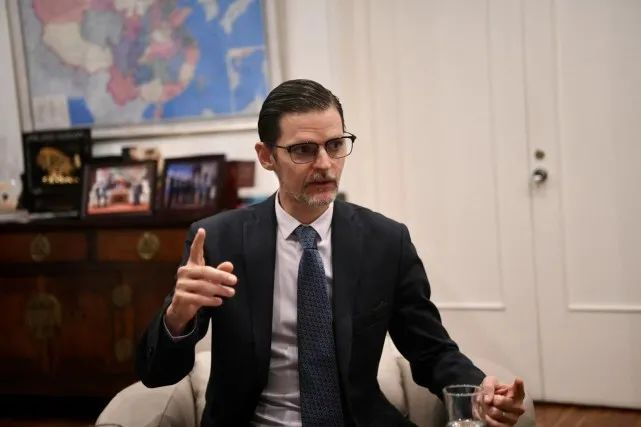 阿根廷驻华大使牛望道接受北京日报客户端记者专访。和冠欣摄