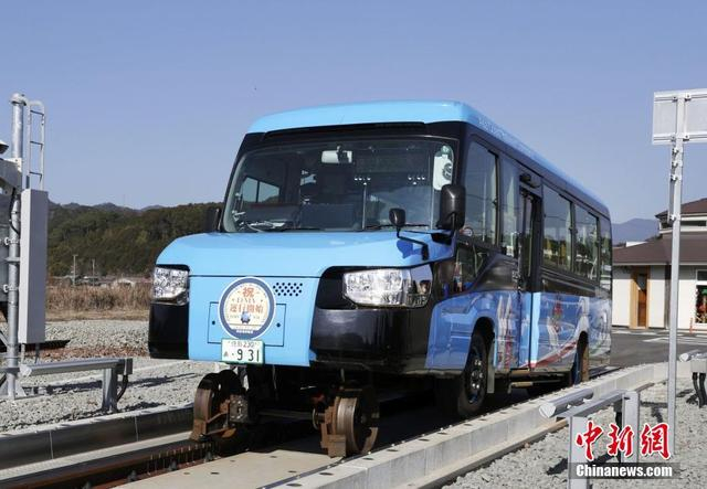当地时间2021年12月25日，日本德岛县，日本最新的双模公交（DMV）于12月25日开始运营，在铁路模式下能以80公里/小时的速度运行。 图片来源: ICphoto