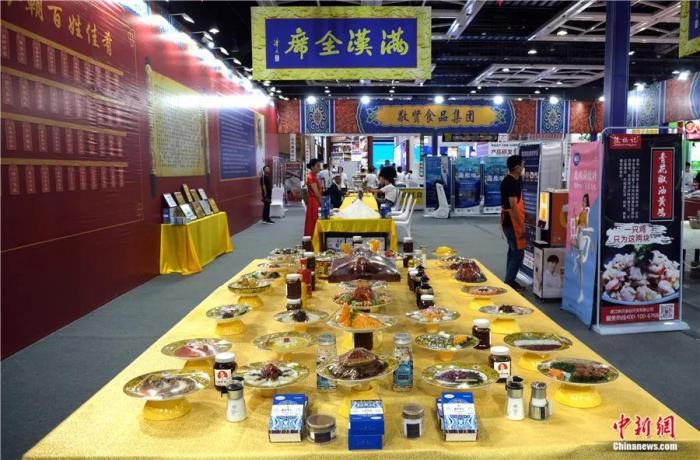 2021年6月，辽宁沈阳，“满汉全席”亮相花椒餐博大会。中新社发 黄金昆 摄