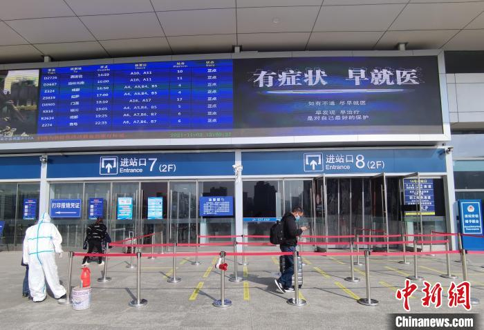 资料图为西宁火车站进站口。　祁增蓓 摄