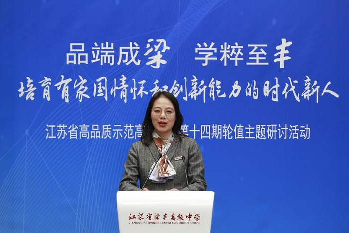 ▲学校党委副书记、副校长童霞红