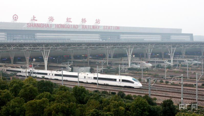 公交化开行的高铁列车极大方便了旅客的出行（央广网发  许文峰 摄）