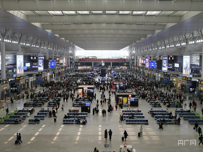 旅客在上海虹桥站候车大厅内有序候车（央广网发  王程伟  摄）