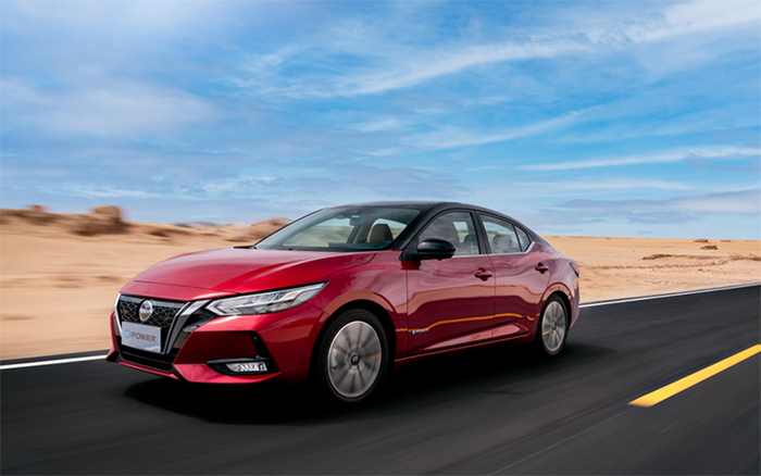 外观方面,新车采用了逸轩车型相同的设计语言,但调整了车头进气格栅的