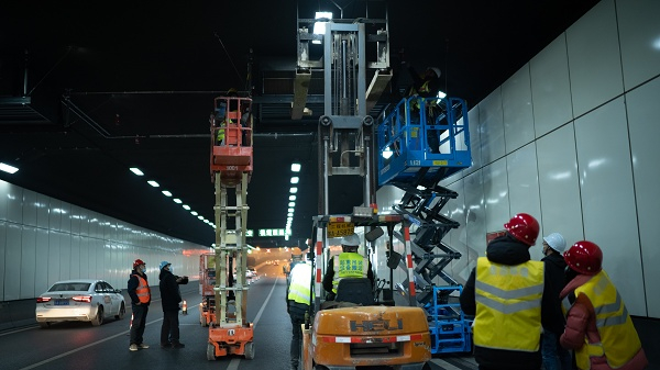 工程技术人员正在进行设备吊装工作（央广网发 通讯员供图）