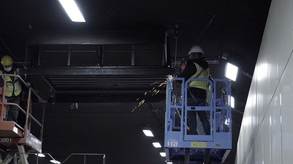 技术人员正在安装城市隧道空气治理设备（央广网发 通讯员供图）