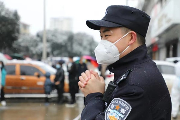 正在维持现场秩序的公安鄠邑分局人民路派出所民警（央广网发 中共西安市鄠邑区委网信办供图）