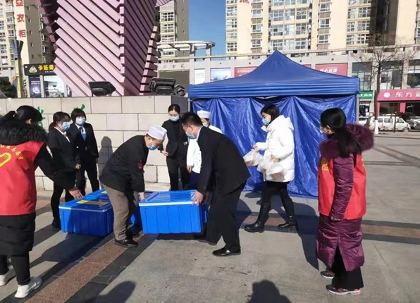 爱心企业为检测点工作人员送来免费午餐（央广网发 中共西安市鄠邑区委网信办供图）