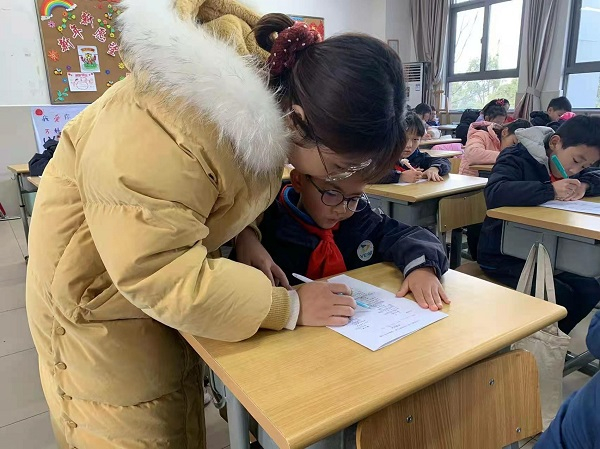 图说：谈妍妍老师在课后服务中有针对性地辅导学生作业 来源/采访对象供图（下同）