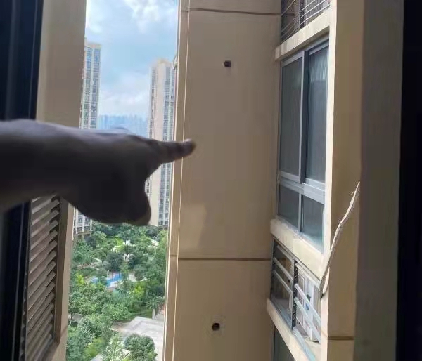 7月17日，邻居向记者介绍孩子坠亡的窗口。新京报记者 杨雪 摄