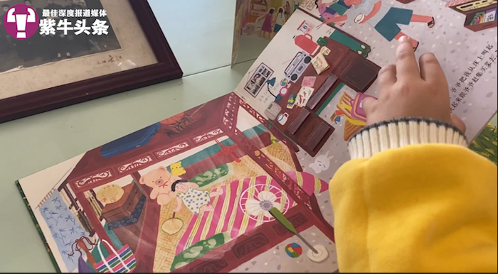 谭星祺向记者展示自己创作的立体书