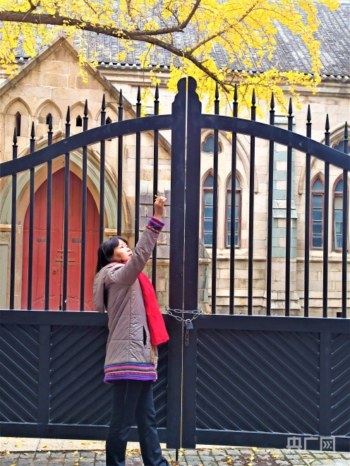 人群熙攘，时光流逝，不少游客拍照留念，定格美好瞬间~（央广网记者 罗晓英摄）