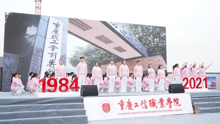 ▲工信学子诗朗诵表演