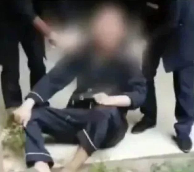 ↑出事后父亲张波表现出的“悲痛欲绝” 图据视频截图