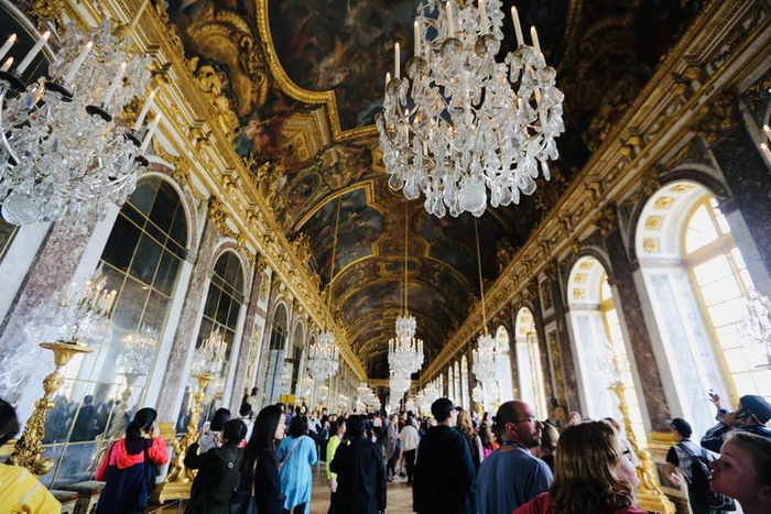 凡尔赛宫镜厅，疫情以前游人如织；图 周之桓