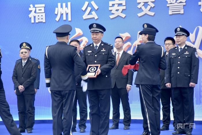 福州市人民政府党组成员、副市长、福州市公安局局长王锡章为铁骑队伍授牌（央广网记者 龚雯摄）