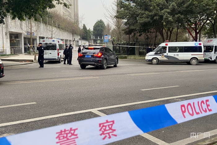 庭审法院外拉起警戒线（央广网发 王海摄）