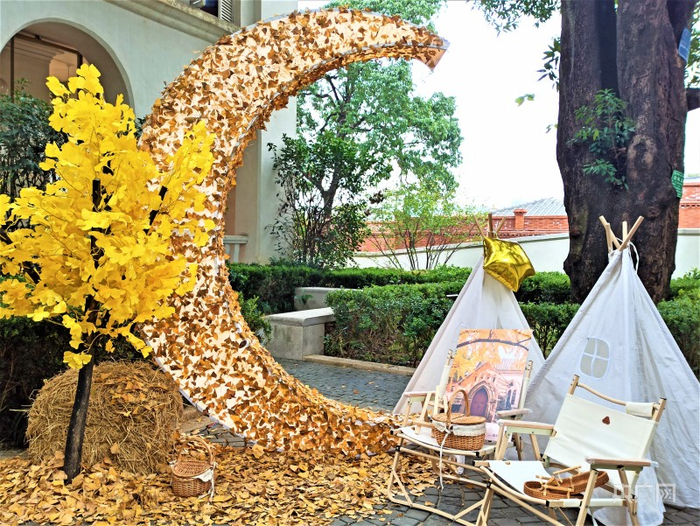 用银杏叶布置的场景让人觉得彷佛置身童话世界（央广网记者 罗晓英摄）