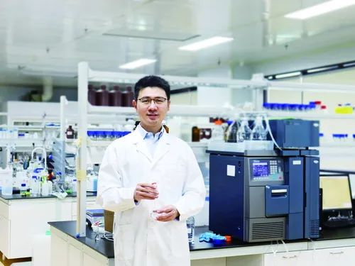 再生医学博士骆静南在工作中