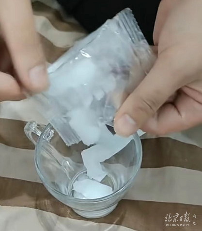 简陋透明塑料袋装导致里面的化学内容物状态十分不稳定，甚至实验前就已经变性。