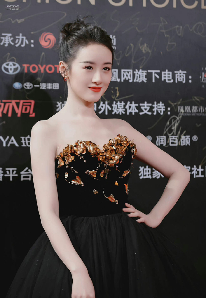 昨日红毯的袁冰妍,黑色礼服好贵气!