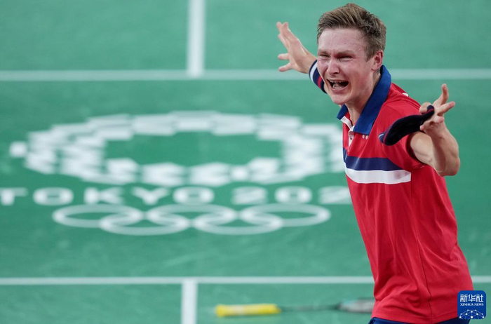 这是2021年8月2日，丹麦选手安赛龙在东京奥运会羽毛球男子单打决赛后庆祝夺冠。新华社记者 薛玉斌 摄
