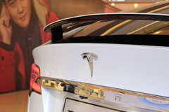 特斯拉保费一夜暴增80%！啥情况？“蔚小理”保费也大幅增长…为何新能源车险涨幅这么多？