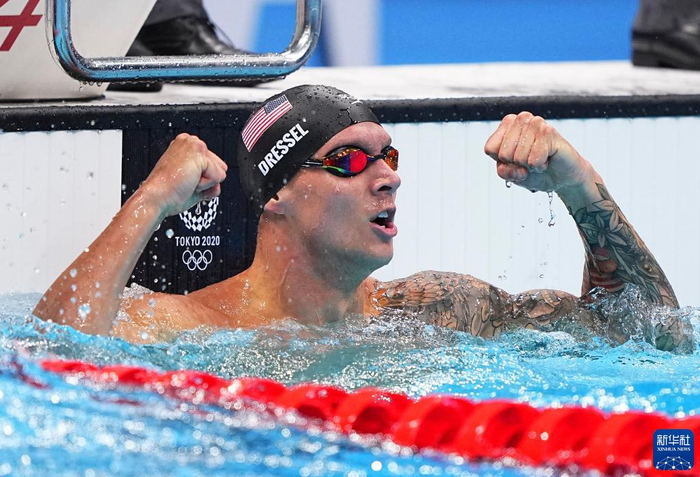 这是2021年8月1日，美国选手德雷塞尔在东京奥运会游泳男子50米自由泳决赛后庆祝夺冠。新华社记者许畅摄