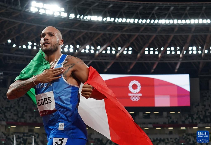 这是2021年8月1日，意大利选手雅各布在东京奥运会田径比赛男子100米决赛后庆祝夺冠。新华社记者 李钢 摄