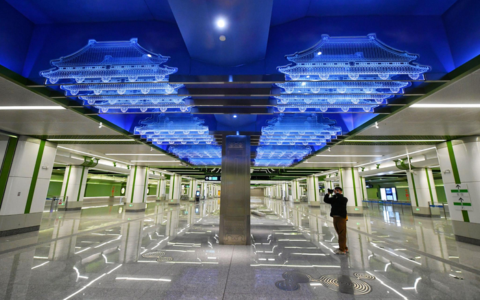 地铁19号线新宫站，站厅顶部的中式屋檐装饰不断变换着灯光颜色。新京报记者 王贵彬 摄