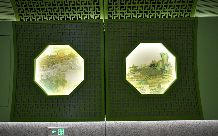 新宫站内设置了特色壁画。新京报记者 王贵彬 摄