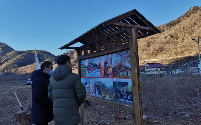 广场上的宣传栏，张贴着农耕文化的宣传内容。新京报记者 王颖 摄