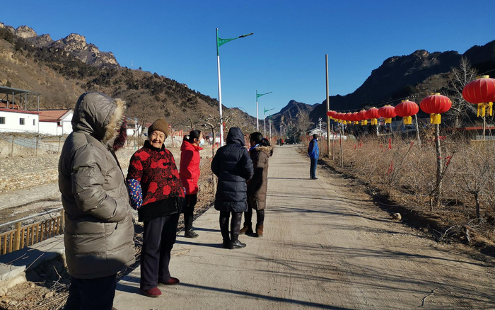 村里即将建成的文化生态广场，一大早就吸引了很多村民。新京报记者 王颖 摄