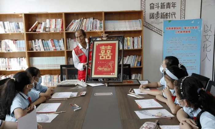 蒋庆明教授孩子麦秸画制作。图片来源：文明山东微信公号