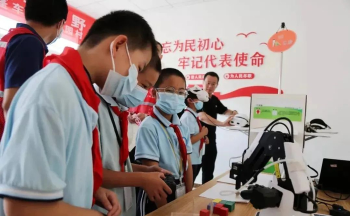 学生们在乡村“复兴少年宫”进行科普体验。图片来源：文明山东微信公号