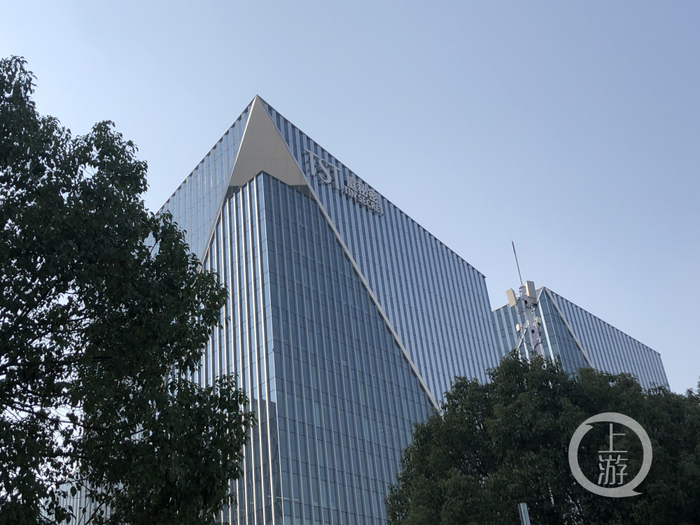 ▲12月29日，上海，达尔威总部办公楼外墙有醒目的“TST庭秘密”字样。摄影/上游新闻记者 时婷婷