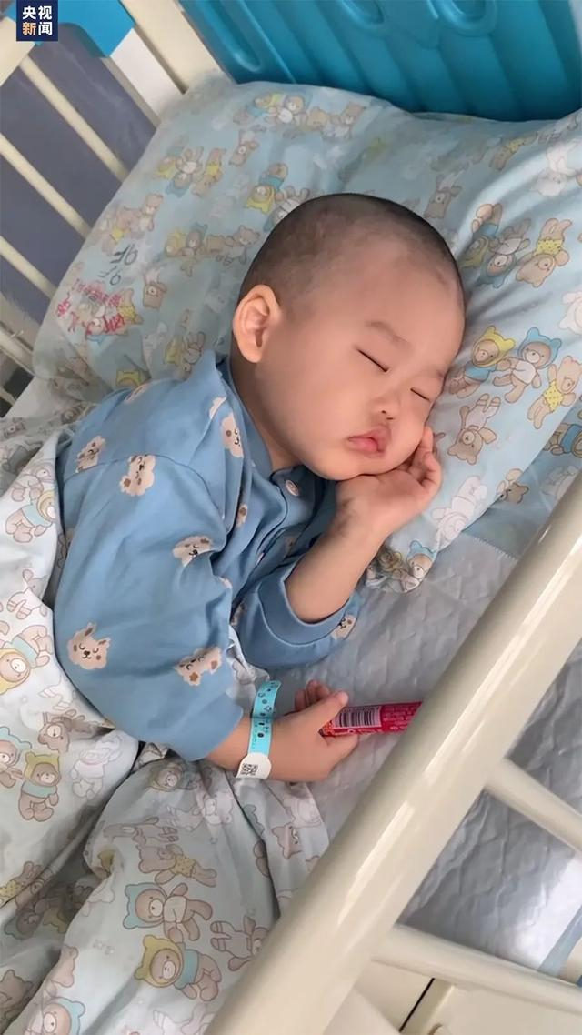 △小诺一抱着零食睡着了