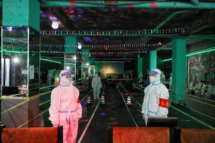 2021年12月12日，漠河舞厅，防疫人员在工作。当天，漠河舞厅成为核酸检测场所，参与漠河全民核酸检测。新京报记者 王嘉宁 摄