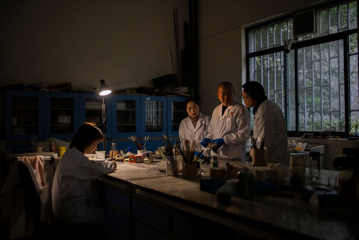  2021年12月23日，三星堆博物馆郭汉中文物修复创新工作室，郭汉中给徒弟们讲授修复大口尊肩部缺失牛首复制补配件的细节。新京报记者 郭延冰 摄