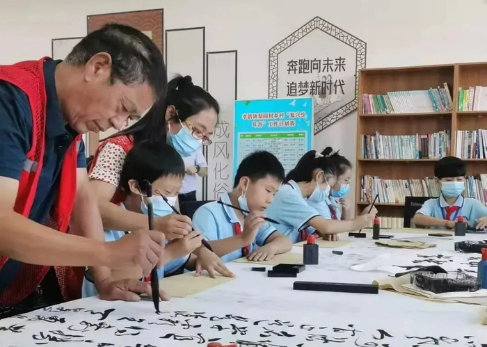 孩子们在乡村“复兴少年宫”学习书法。图片来源：文明山东微信公号