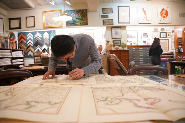 作者在阿果西书局 刘凌宇摄