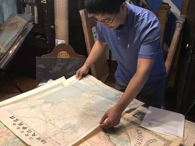作者在纽约皇后区收藏中国地图 刘凌宇摄